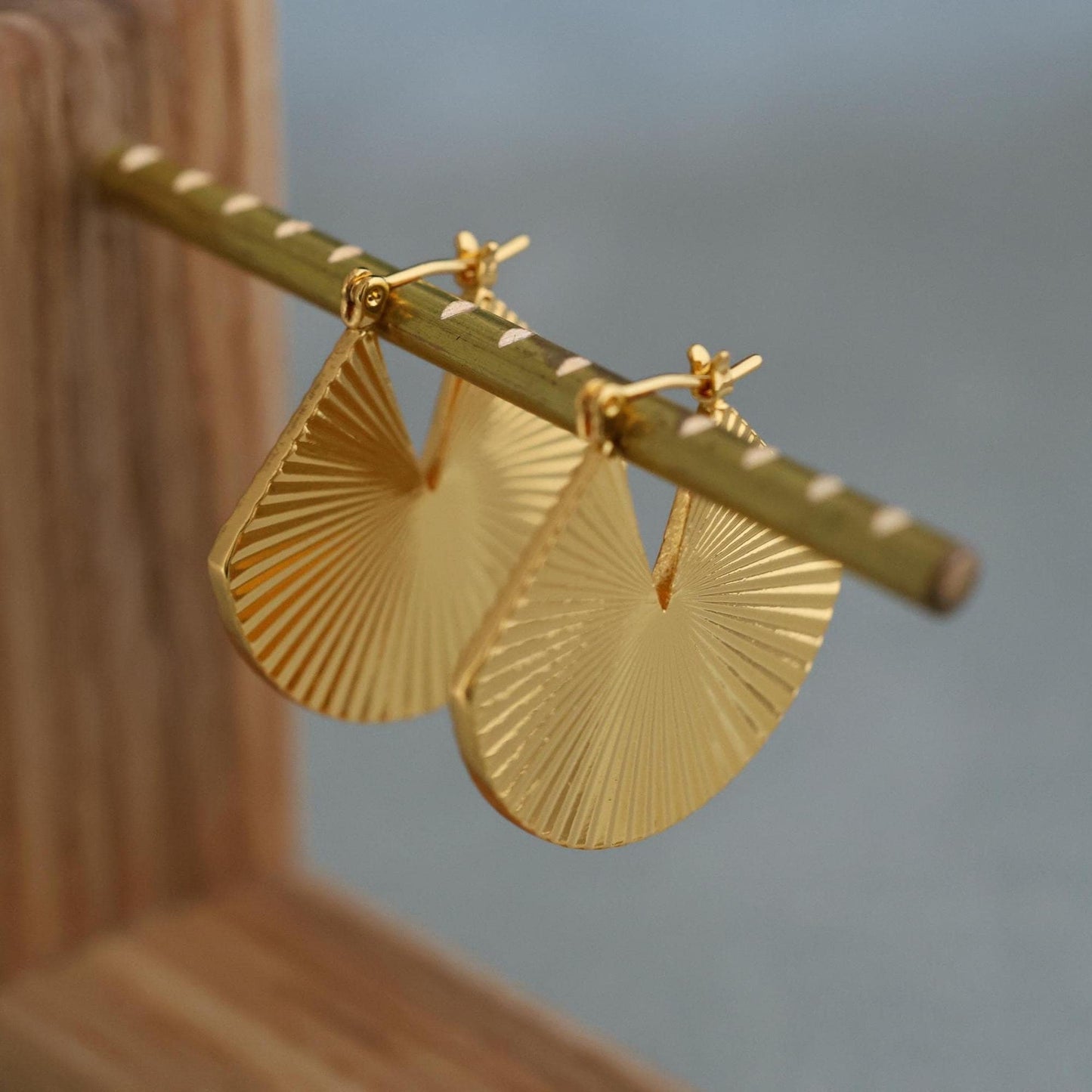 Goldene Statement Ohrringe im Fächerdesign|18K vergoldet|Geometrische Ohrhänger im Art-Deco-Stil | Minimalist Jewelry