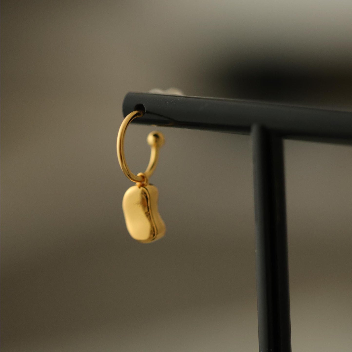 Goldene Kreolen mit bohnenförmig Anhänger|18K Gold|Statement Ohrringe|Kidney Bean Ohrring | Minimalist Jewelry