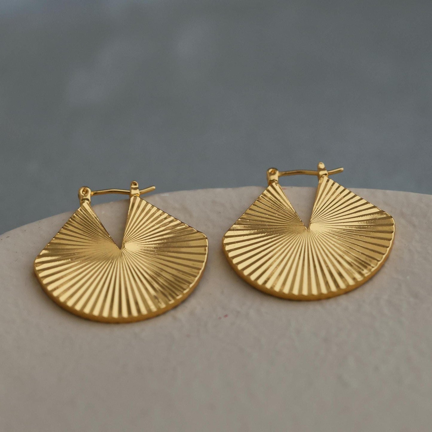 Goldene Statement Ohrringe im Fächerdesign|18K vergoldet|Geometrische Ohrhänger im Art-Deco-Stil | Minimalist Jewelry