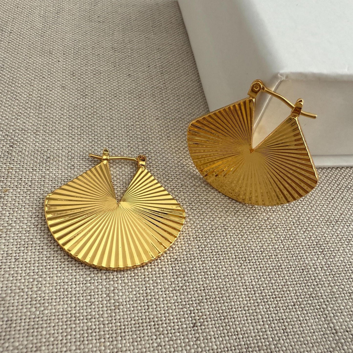 Goldene Statement Ohrringe im Fächerdesign|18K vergoldet|Geometrische Ohrhänger im Art-Deco-Stil | Minimalist Jewelry
