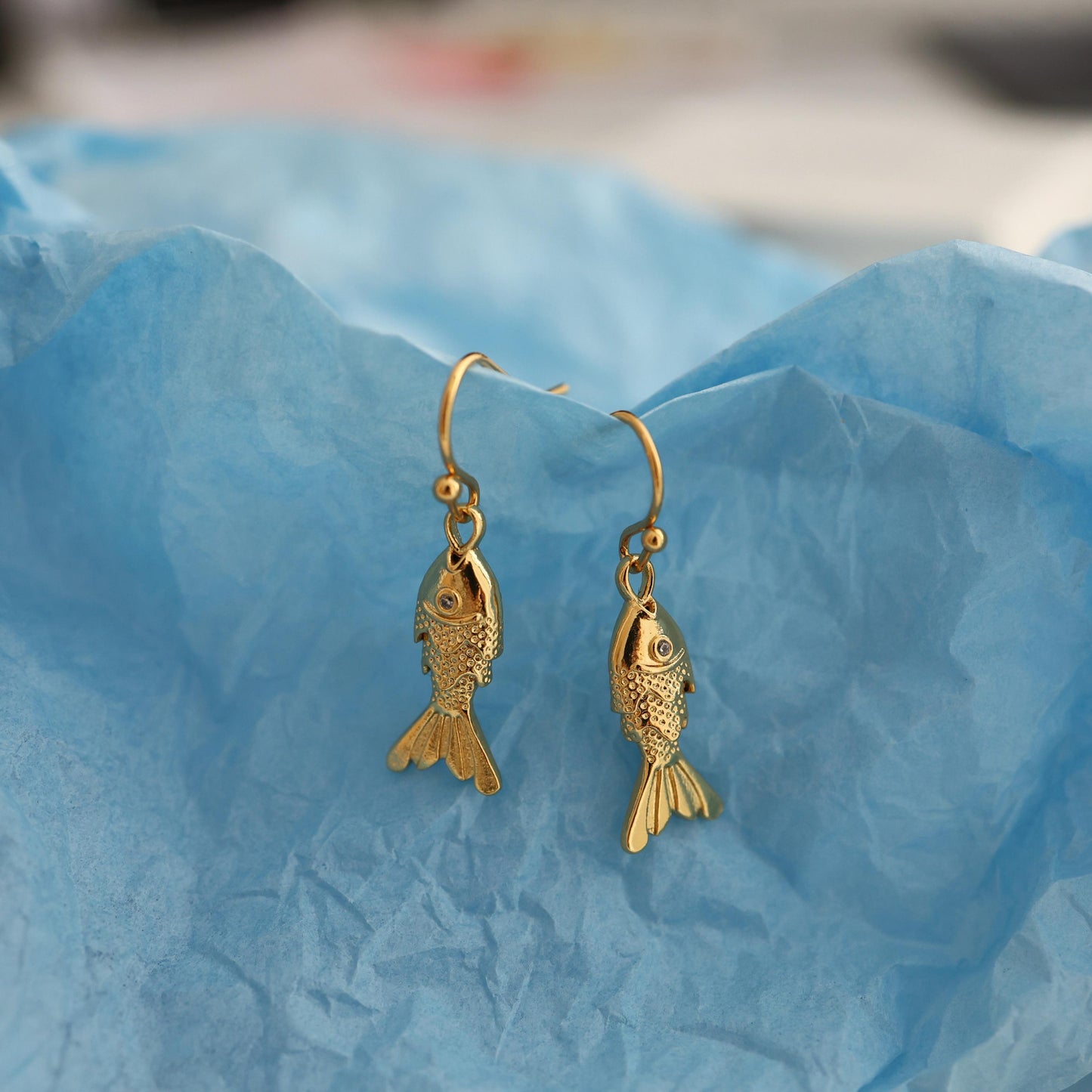 Gold Fisch Ohrringe | 18K vergoldet, Maritimer Anhänger Schmuck, Glücksbringer Geschenk | Minimalist Jewelry