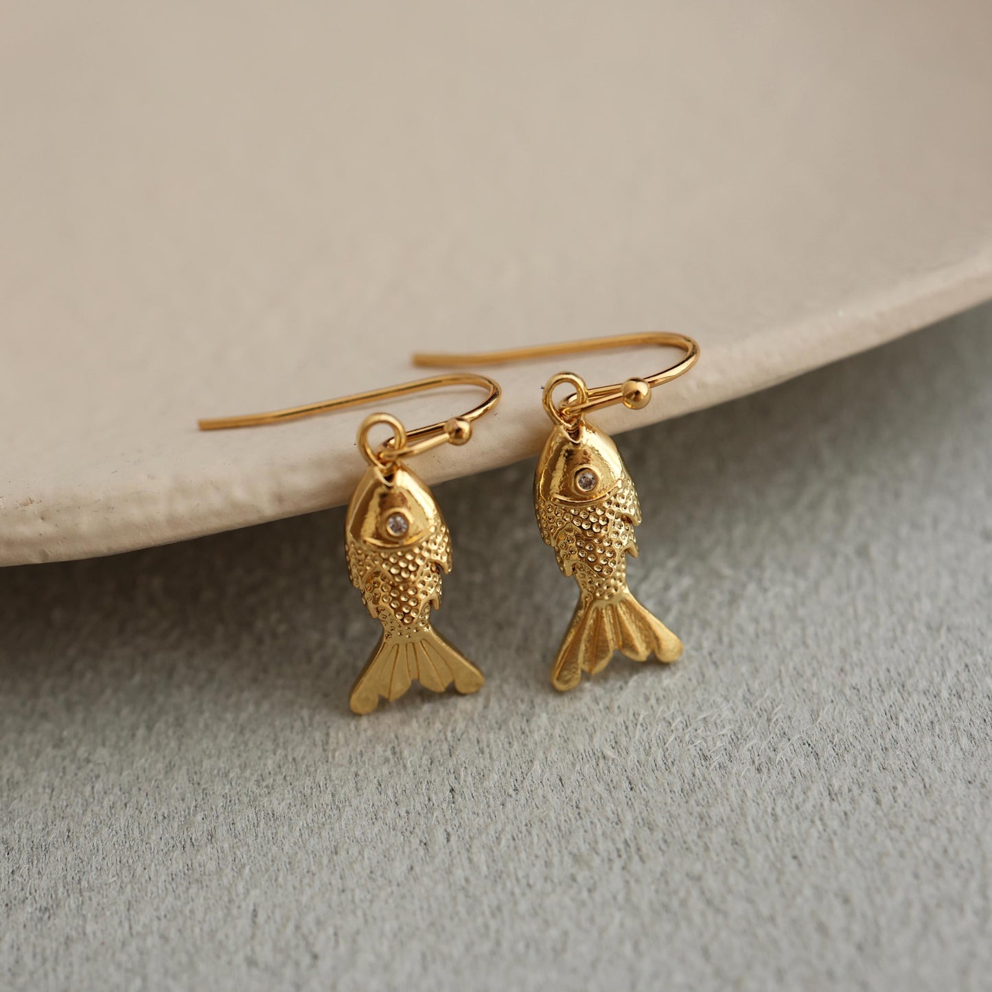 Gold Fisch Ohrringe | 18K vergoldet, Maritimer Anhänger Schmuck, Glücksbringer Geschenk | Minimalist Jewelry