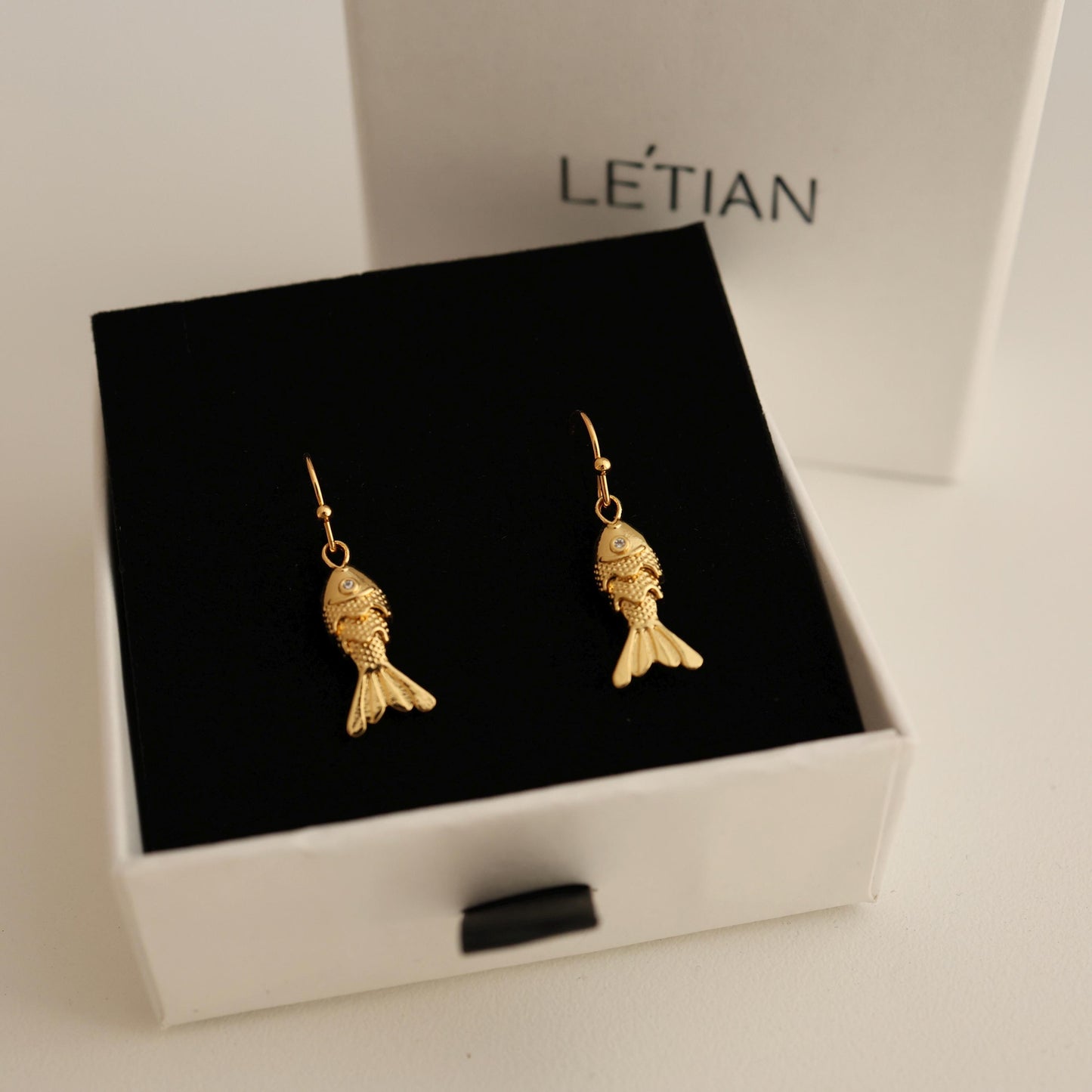 Gold Fisch Ohrringe | 18K vergoldet, Maritimer Anhänger Schmuck, Glücksbringer Geschenk | Minimalist Jewelry