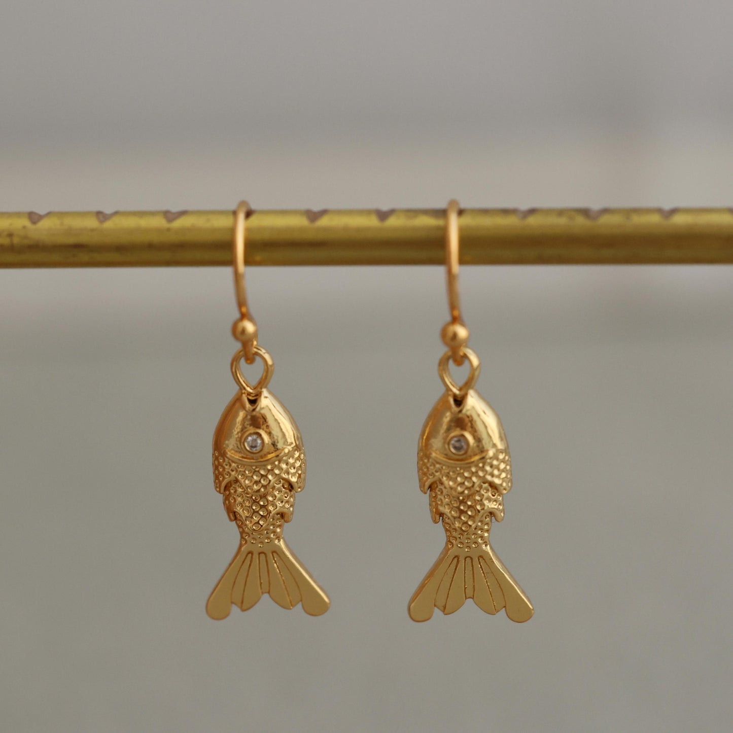 Gold Fisch Ohrringe | 18K vergoldet, Maritimer Anhänger Schmuck, Glücksbringer Geschenk | Minimalist Jewelry