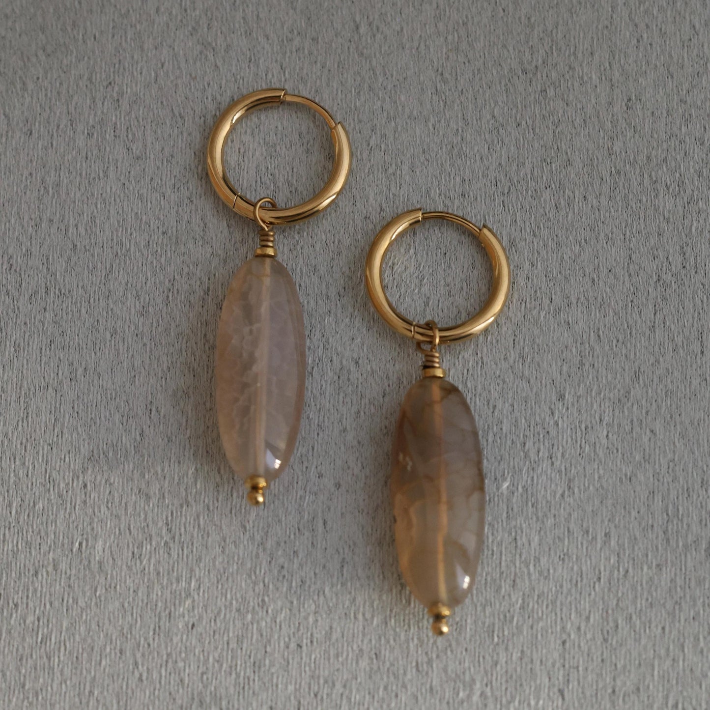 Minimalistische Kreolen mit Naturstein Anhänger|Goldene Ohrringe|Elegante Damen Ohrringe