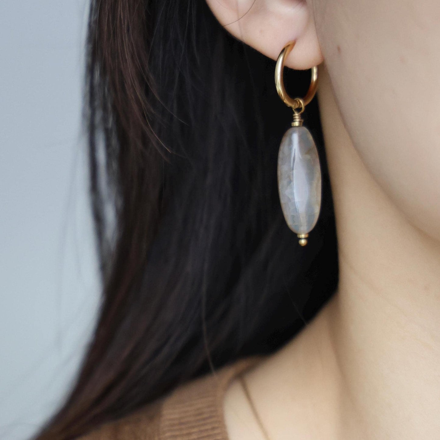 Minimalistische Kreolen mit Naturstein Anhänger|Goldene Ohrringe|Elegante Damen Ohrringe