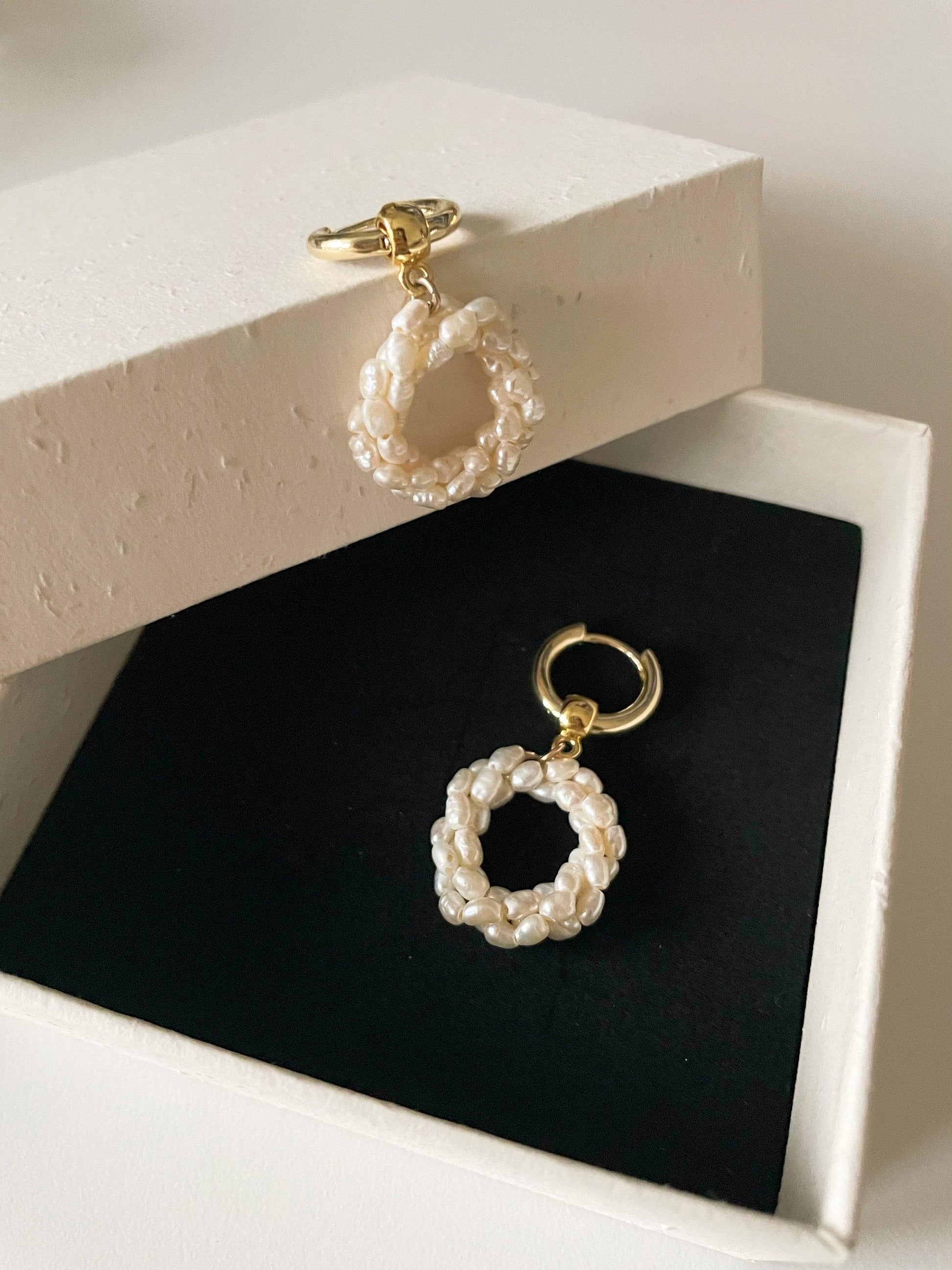 Elegant twisted pearl earrings in 14K gold and freshwater rice pearls - LE´TIAN