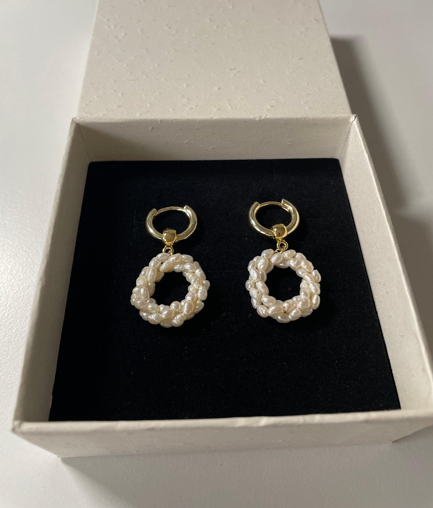 Elegant twisted pearl earrings in 14K gold and freshwater rice pearls - LE´TIAN