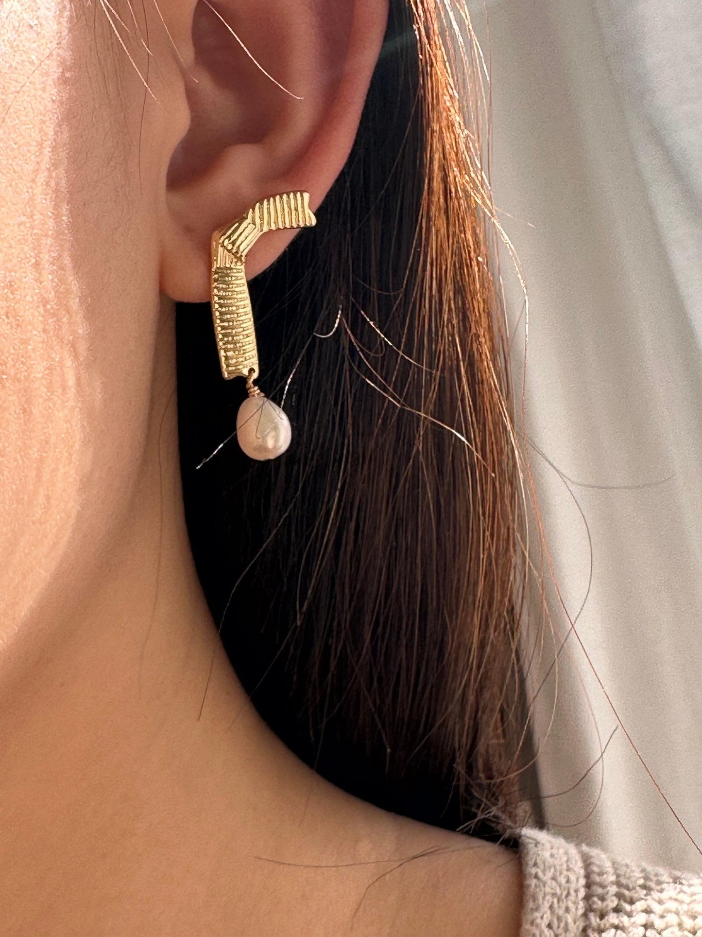 Stylish 14K gold plated asymmetrical earrings with pearl pendants - LE´TIAN